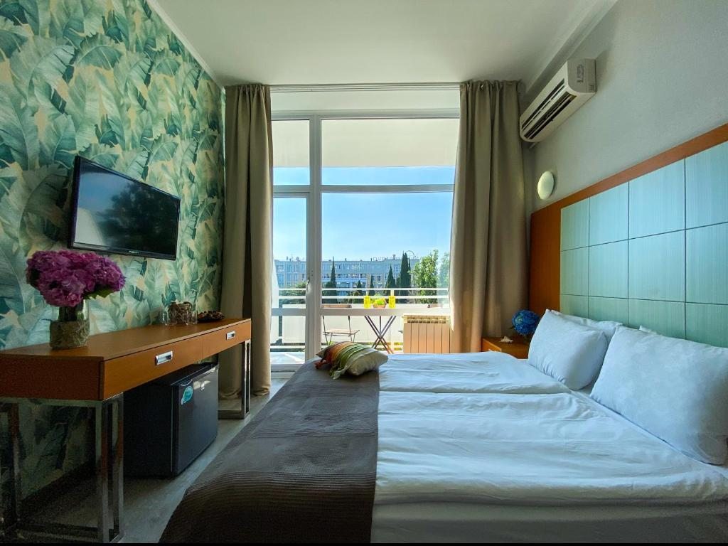 Двухместный (Двухместный номер с 1 кроватью и балконом, вид на море) отеля Мира, Сочи