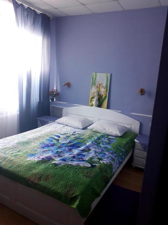 Двухместный (Стандартный Двухместный номер  с двуспальной кроватью с собственным санузлом) мини-отеля Ладья, Старая Ладога