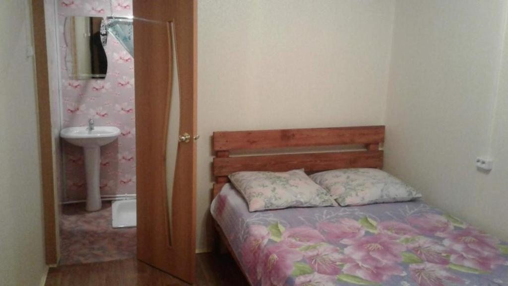 Двухместный (Двухместный номер с 1 кроватью и собственной ванной комнатой) гостевого дома Гостиный Дворъ, Гремячинск (Бурятия)