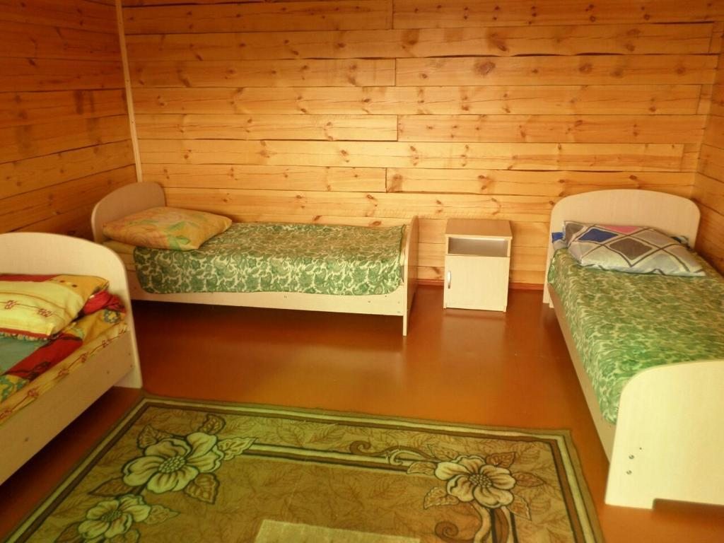 Трехместный (Бюджетный трехместный номер) гостевого дома Летние Гостевые комнаты, Усть-Баргузин