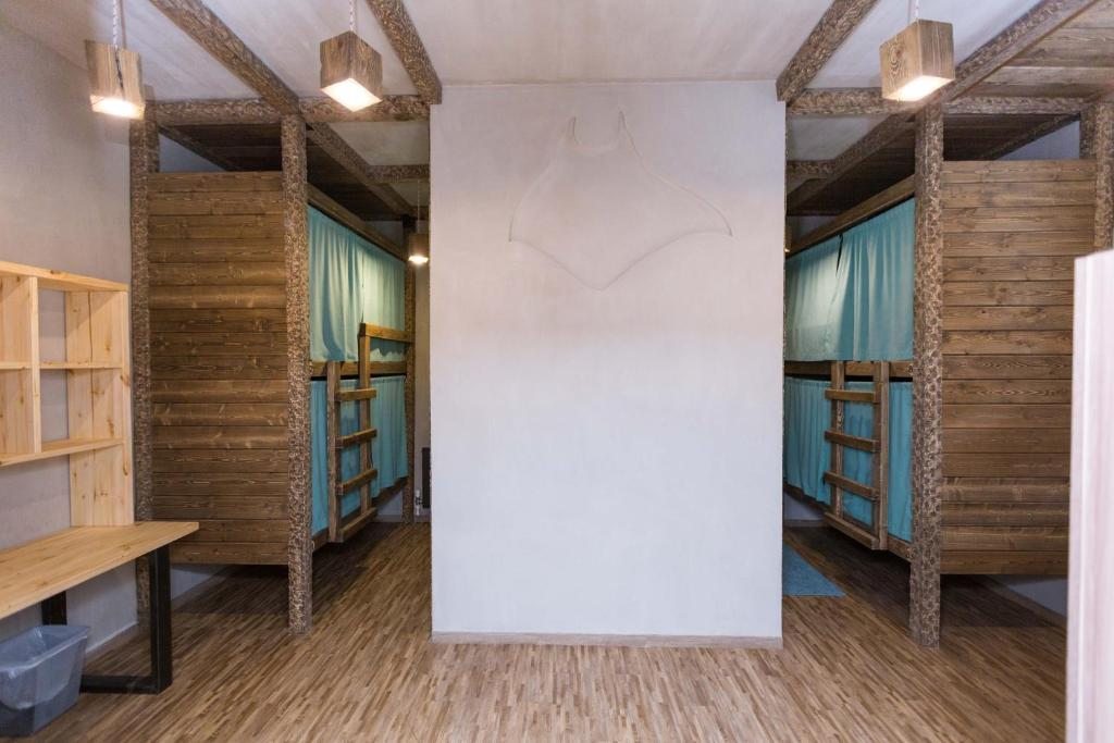 Номер (Кровать в общем 8-местном номере для мужчин и женщин) хостела Hostel Three skis, Петропавловск-Камчатский