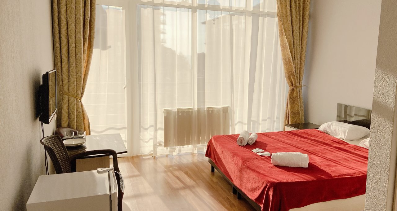 Двухместный (Стандартный номер с двуспальной кроватью и видом на бассейн) отеля Ниагара Фоллс, Сочи