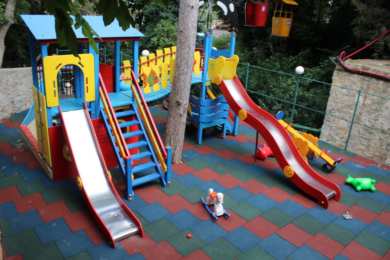 Детская площадка, Отель Рубикон