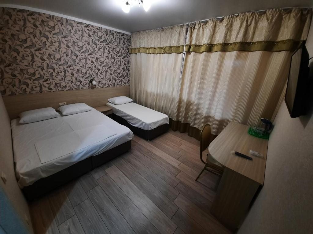Трехместный (Трехместный номер с собственной ванной комнатой) гостевого дома АГАВА, Лазаревское
