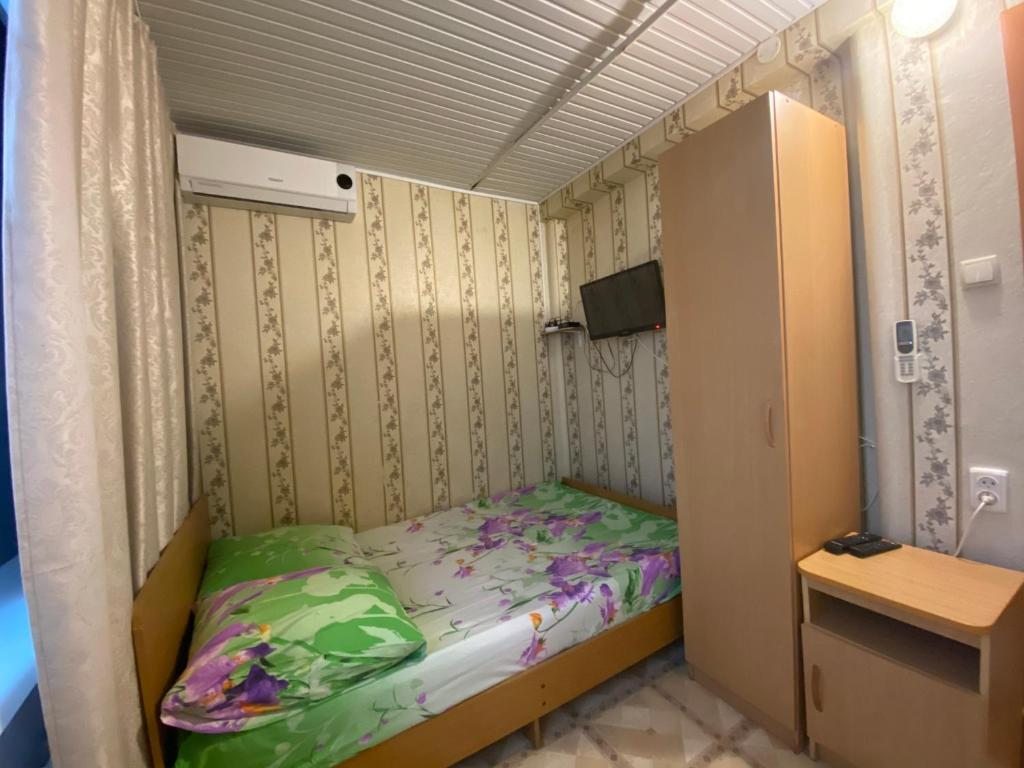 Двухместный (Двухместный номер с двуспальной кроватью и дополнительной кроватью) гостевого дома Анна, Лазаревское