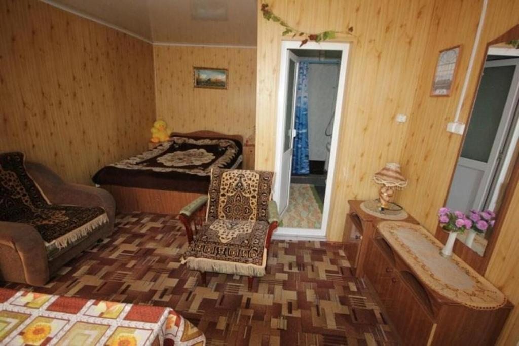 Трехместный (Трехместный номер с собственной ванной комнатой) отеля Лесной домик, Лазаревское