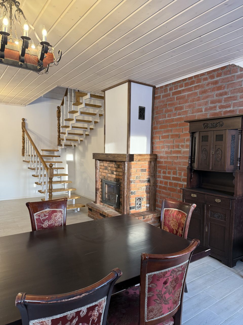 Трёхместный и более (Дом Охотника), Туристский комплекс Мариинские избы