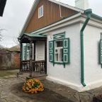 Вход во флигель. Двухместный номер с двуспальной кроватью.