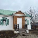 Вход во флигель. Семейный номер.