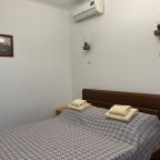 Двухкомнатный номер во флигеле с двуспальной кроватью.