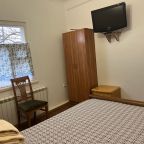 Двухкомнатный номер во флигеле с двуспальной кроватью.