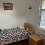 Двухкомнатный номер во флигеле с односпальной кроватью.