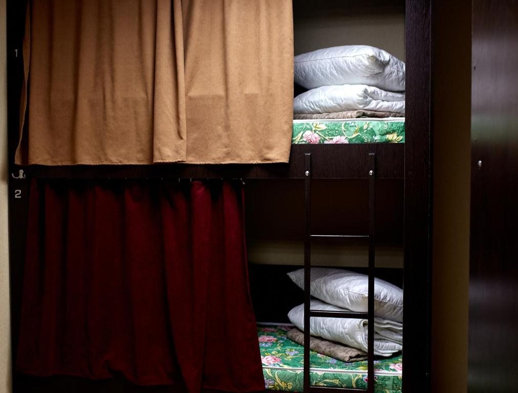 Шестиместный (Спальное место на двухъярусной кровати в общем номере для мужчин и женщин) хостела Дублин, Сальск