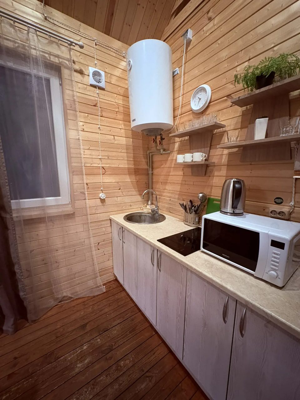 Кухонная панель с плитой и микроволновкой