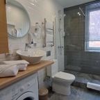 продуманная ванная комната, теплый нескользкий пол, душ большой и гигиенический , стиральная машина