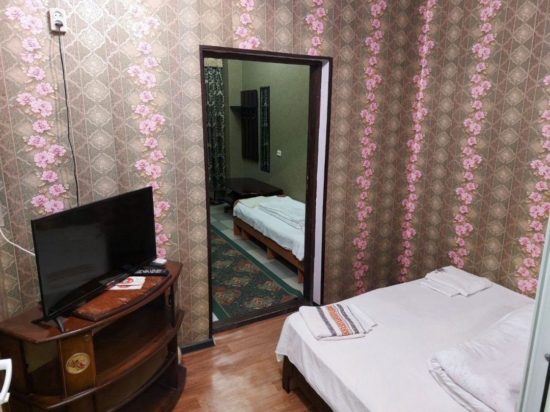Трёхместный и более (3-х местный номер с одной 2-спальной и одной 1-спальной кроватью) мини-отеля Olimp, Дербент