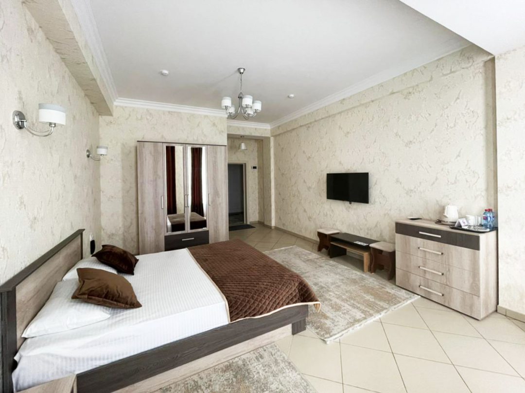 Двухместный (Улучшенный номер с кроватью размера «king-size») отеля Пальмира, Дербент