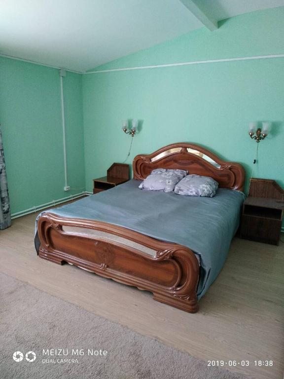 Двухместный (Улучшенный номер с кроватью размера «king-size») хостела Наргиз, Псков