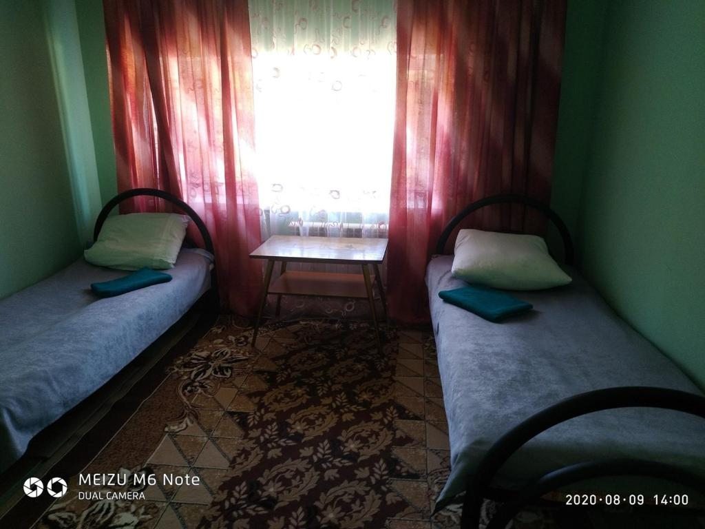 Двухместный (Двухместный номер с 2 отдельными кроватями) хостела Наргиз, Псков