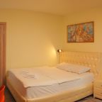 Номер с двухспальной кроватью, кухней и сан.узлом