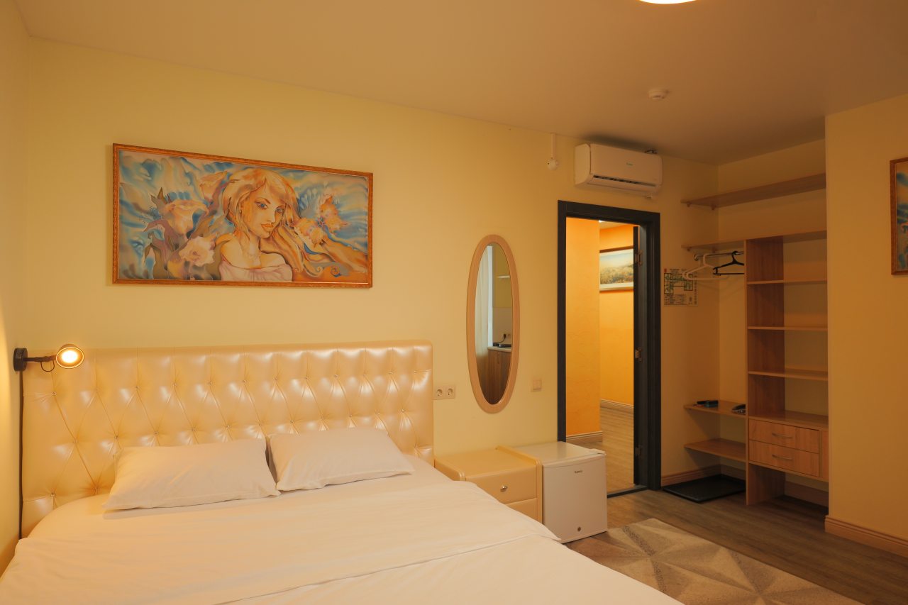 Номер с двухспальной кроватью, кухней и сан.узлом