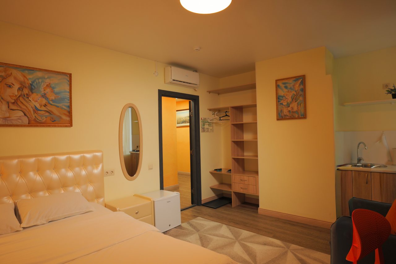 Номер с двухспальной кроватью, кухней и сан.узлом