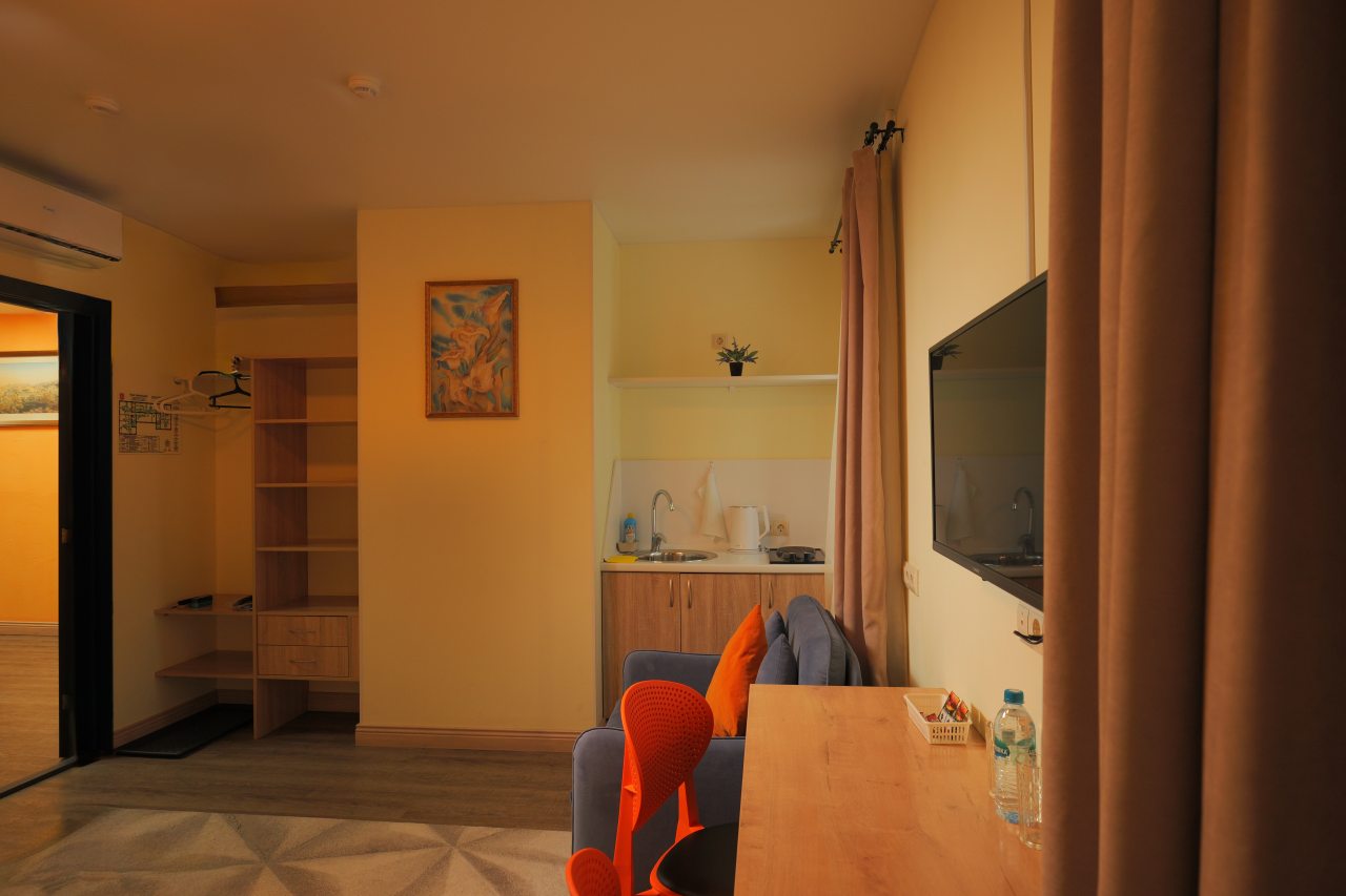 Номер с двухспальной кроватью, кухней и сан.узлом