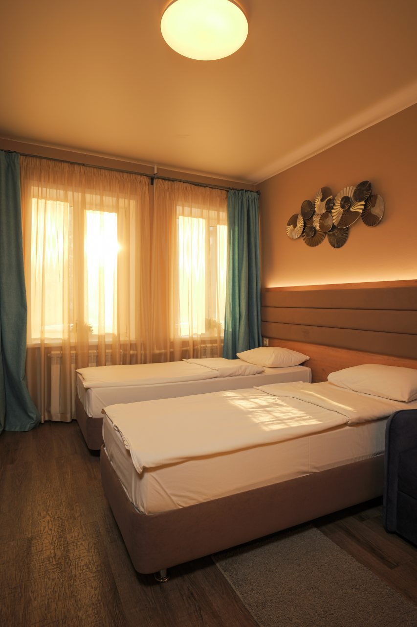 Номер с односпальными кроватями, сан.узлом