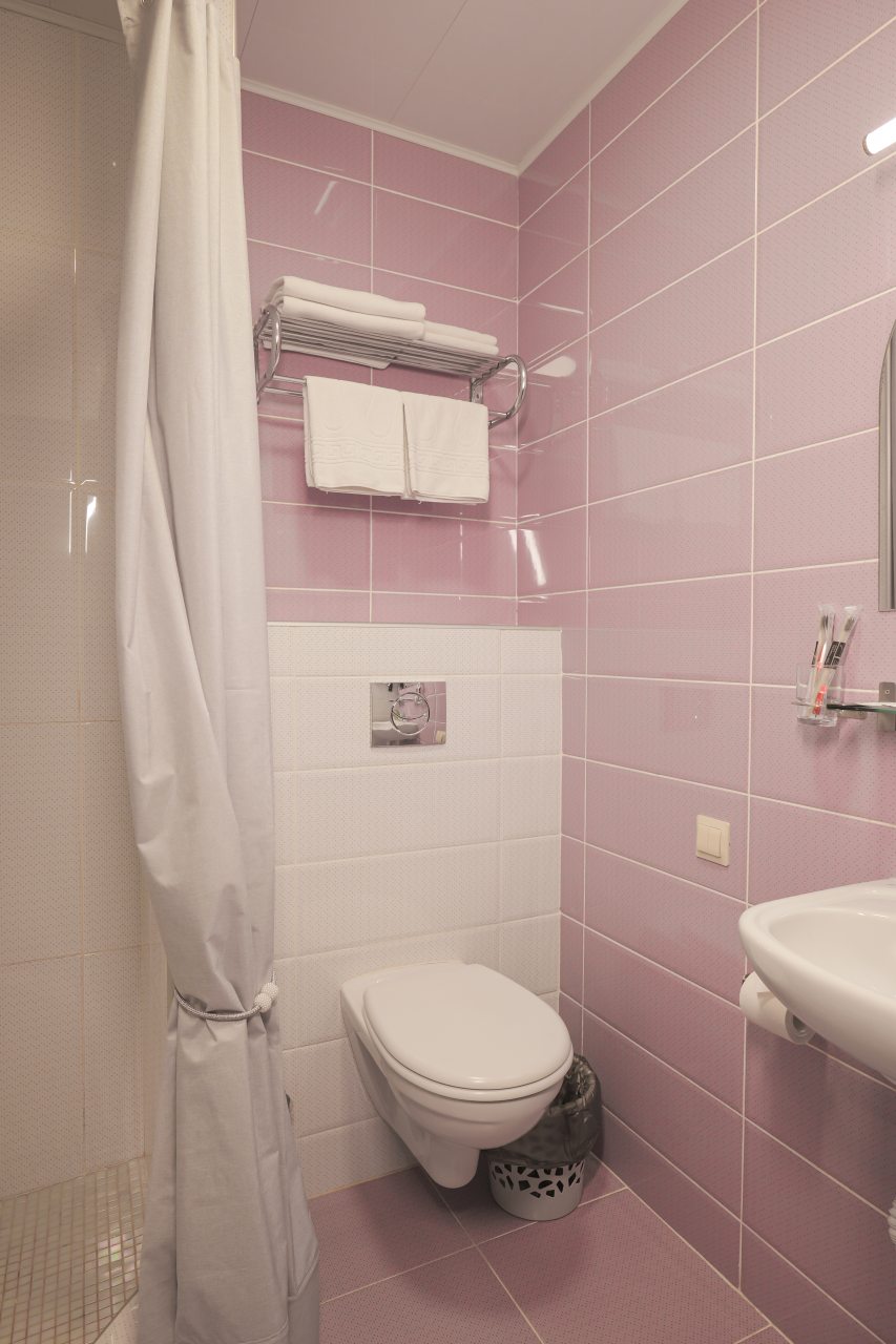 Номер с односпальными кроватями, сан.узлом