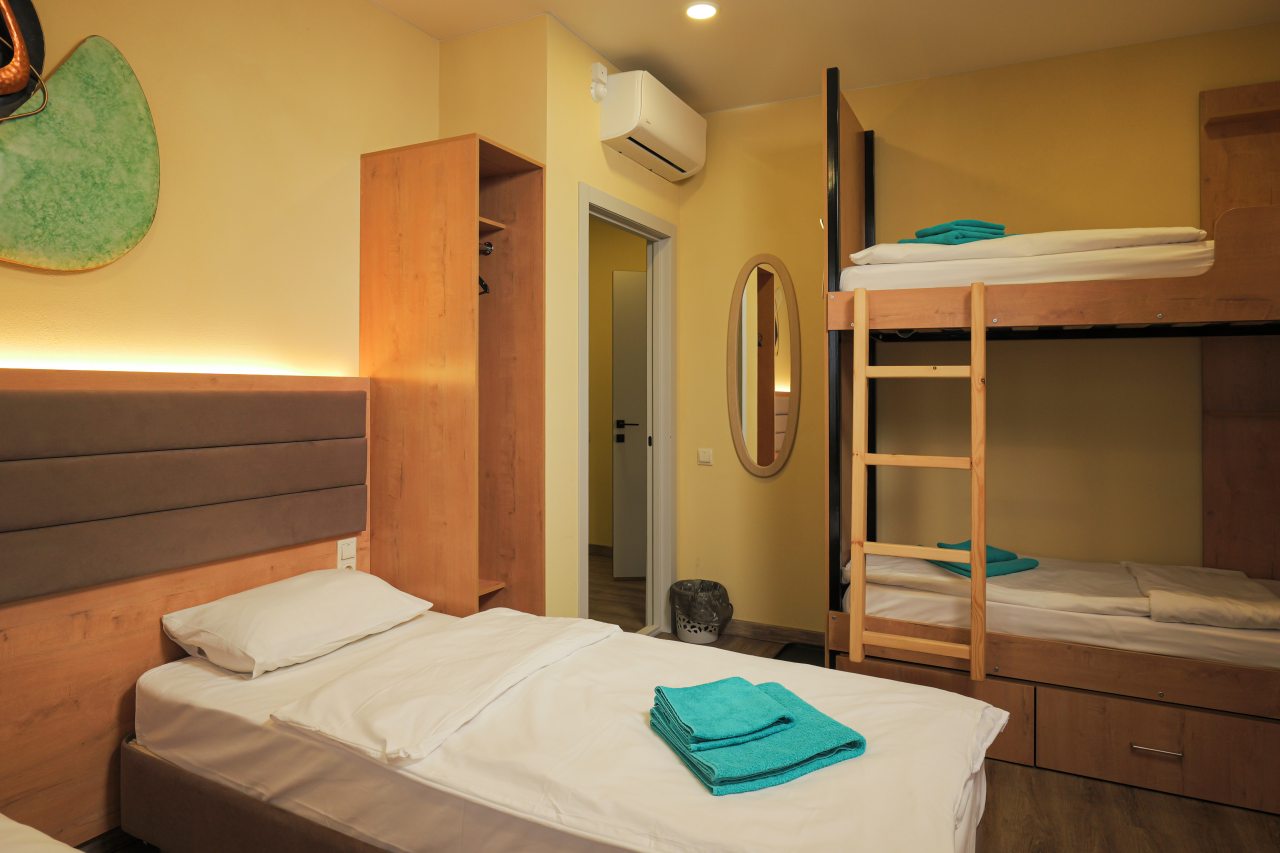 Трёхместный и более (Семейный четырехместный номер эконом), Мини-отель El hostel