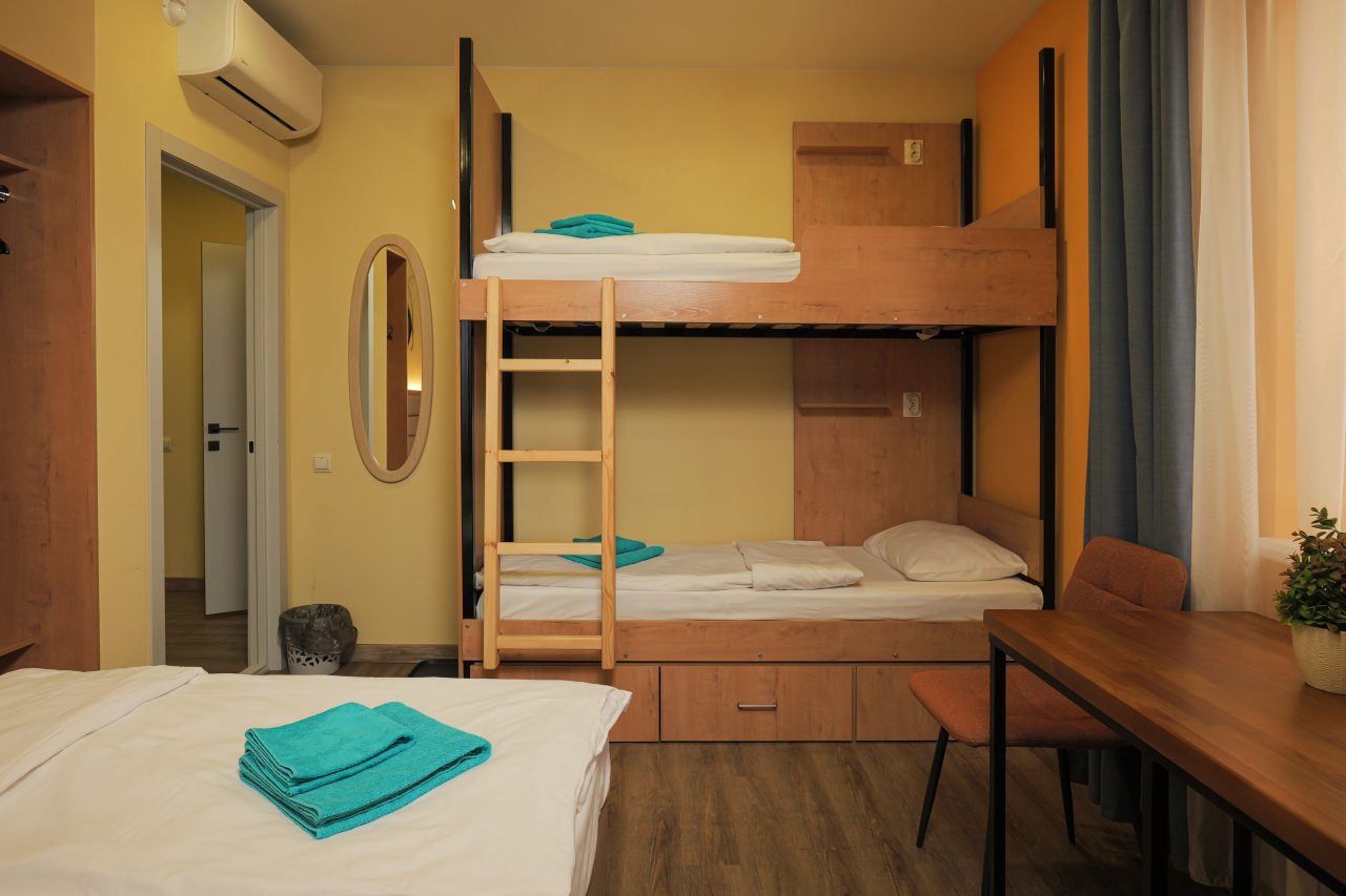 Трёхместный и более (Семейный четырехместный номер эконом), Мини-отель El hostel