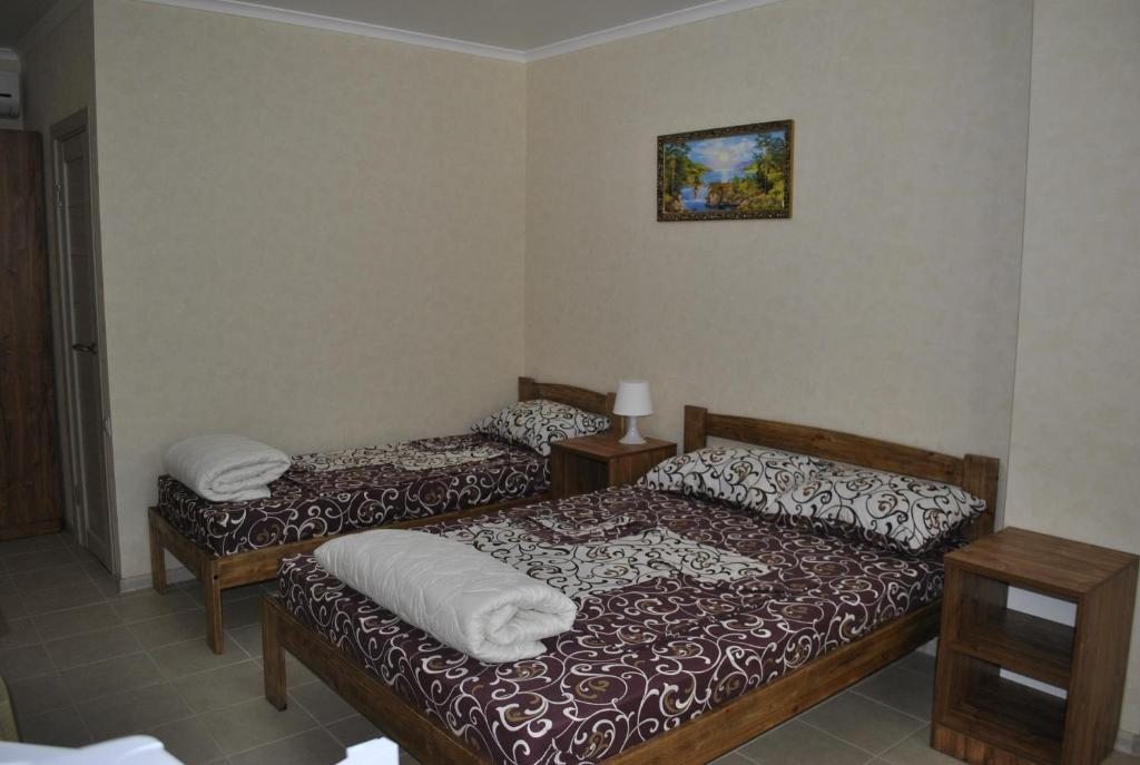 Трехместный (Классический трехместный номер) гостевого дома MADAM & REVA, Лермонтово
