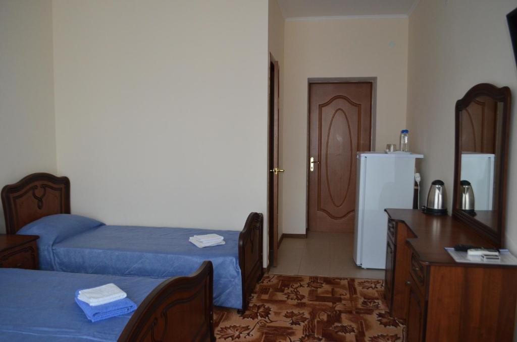 Двухместный (Двухместный номер с 2 отдельными кроватями и балконом) гостиницы Звезда, Лермонтово