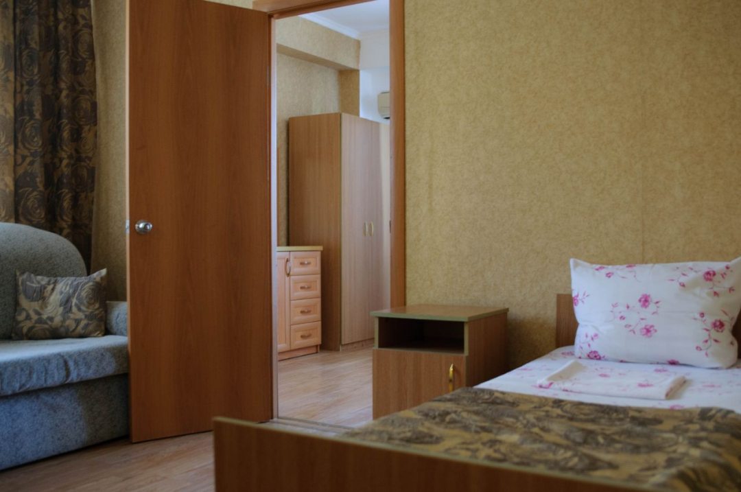 Четырехместный (Семейный люкс с балконом.) отеля Эллас, Лермонтово