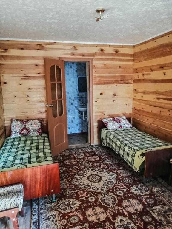 Двухместный (Двухместный номер с 2 отдельными кроватями) гостевого дома Отдых на берегу озера, Яровое
