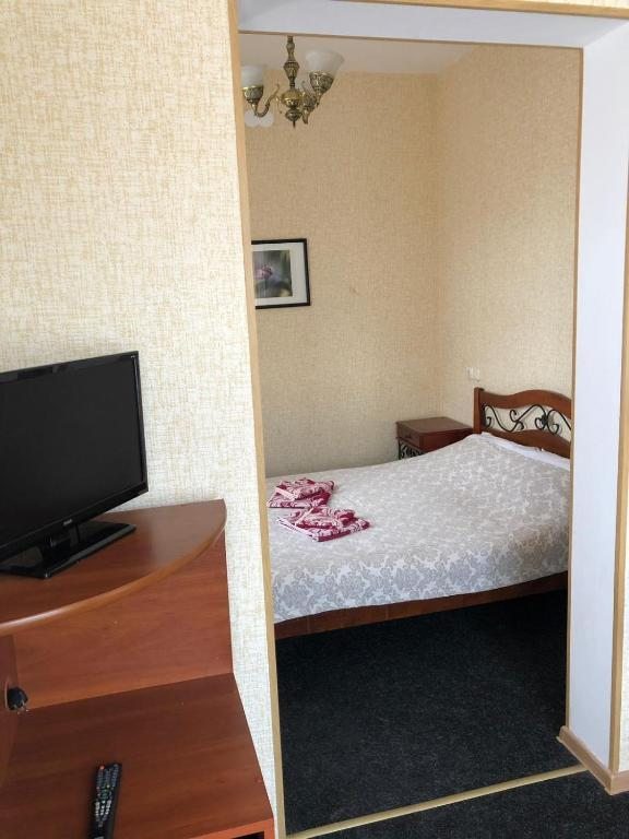 Трехместный (Трехместный номер «Комфорт» с душем) отеля Отель-усадьба «Вишневый сад», Бобруйск