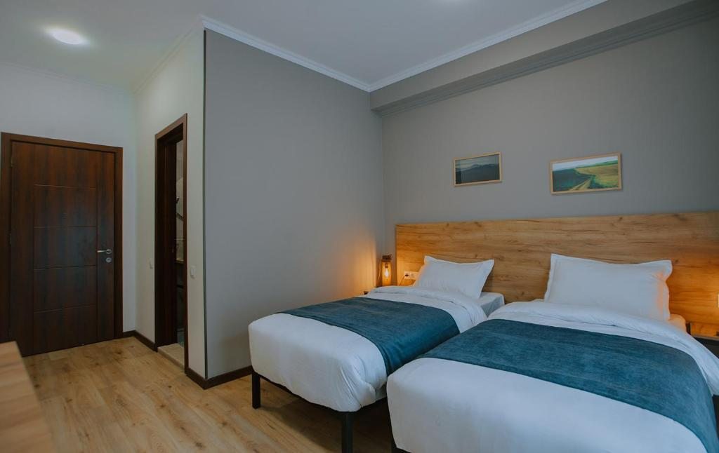 Двухместный (Двухместный номер с 2 отдельными кроватями и балконом) отеля Northside Hotel Kazbegi, Степанцминда
