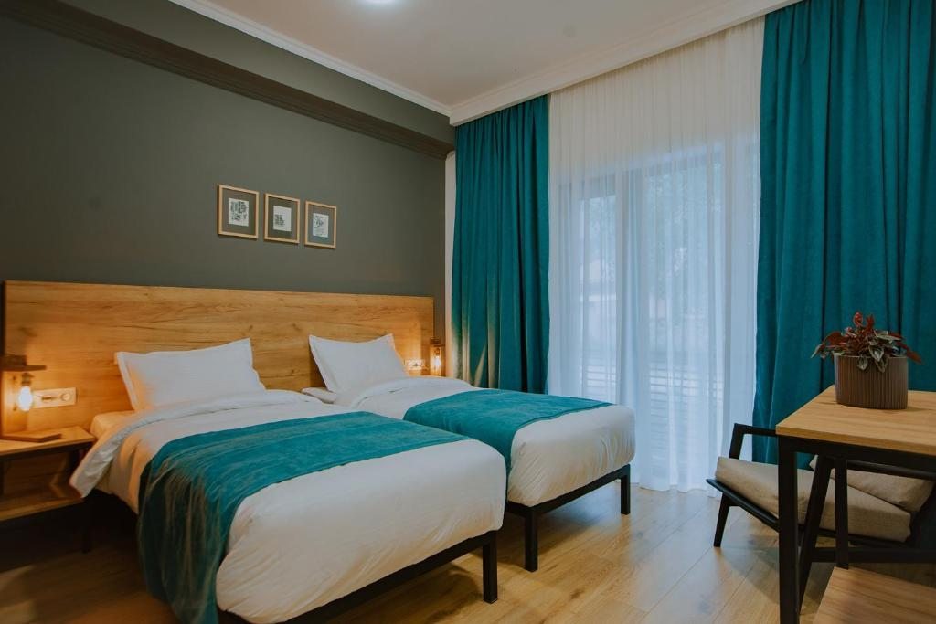 Двухместный (Двухместный номер с 2 отдельными кроватями и видом на горы) отеля Northside Hotel Kazbegi, Степанцминда