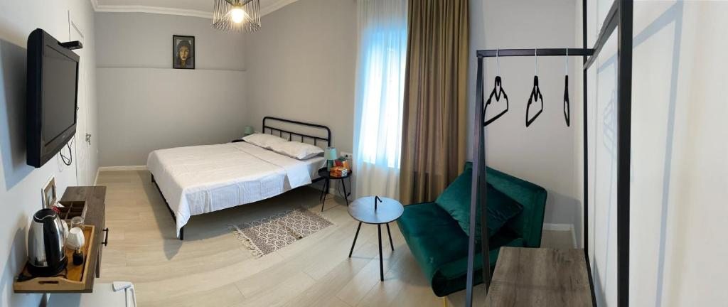 Трехместный (Трехместный номер с собственной ванной комнатой) апартамента Homey, Тбилиси