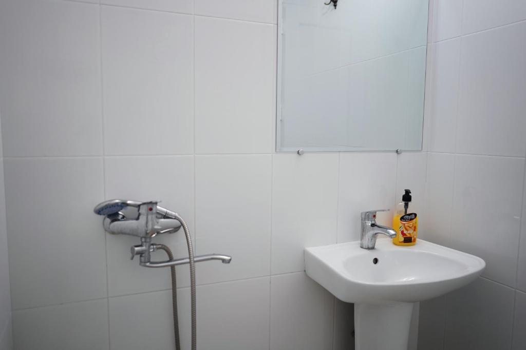 Двухместный (Двухместный номер с 1 кроватью и собственной ванной комнатой) хостела Bao Backpackers Hostel, Кутаиси