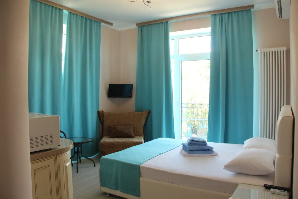 Двухместный (Люкс с двумя отдельными кроватями и видом на Кара-Даг) семейного отеля Авокадо, Курортное (Черное море), Крым