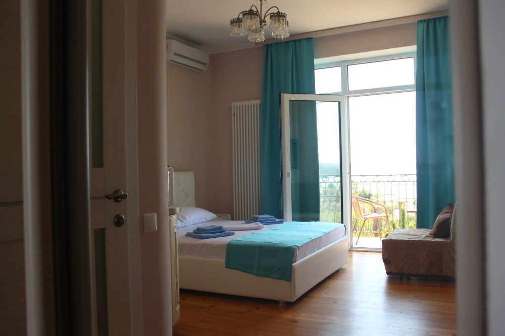 Апартаменты (Люкс с двумя отдельными кроватями и кухней) семейного отеля Авокадо, Курортное (Черное море), Крым