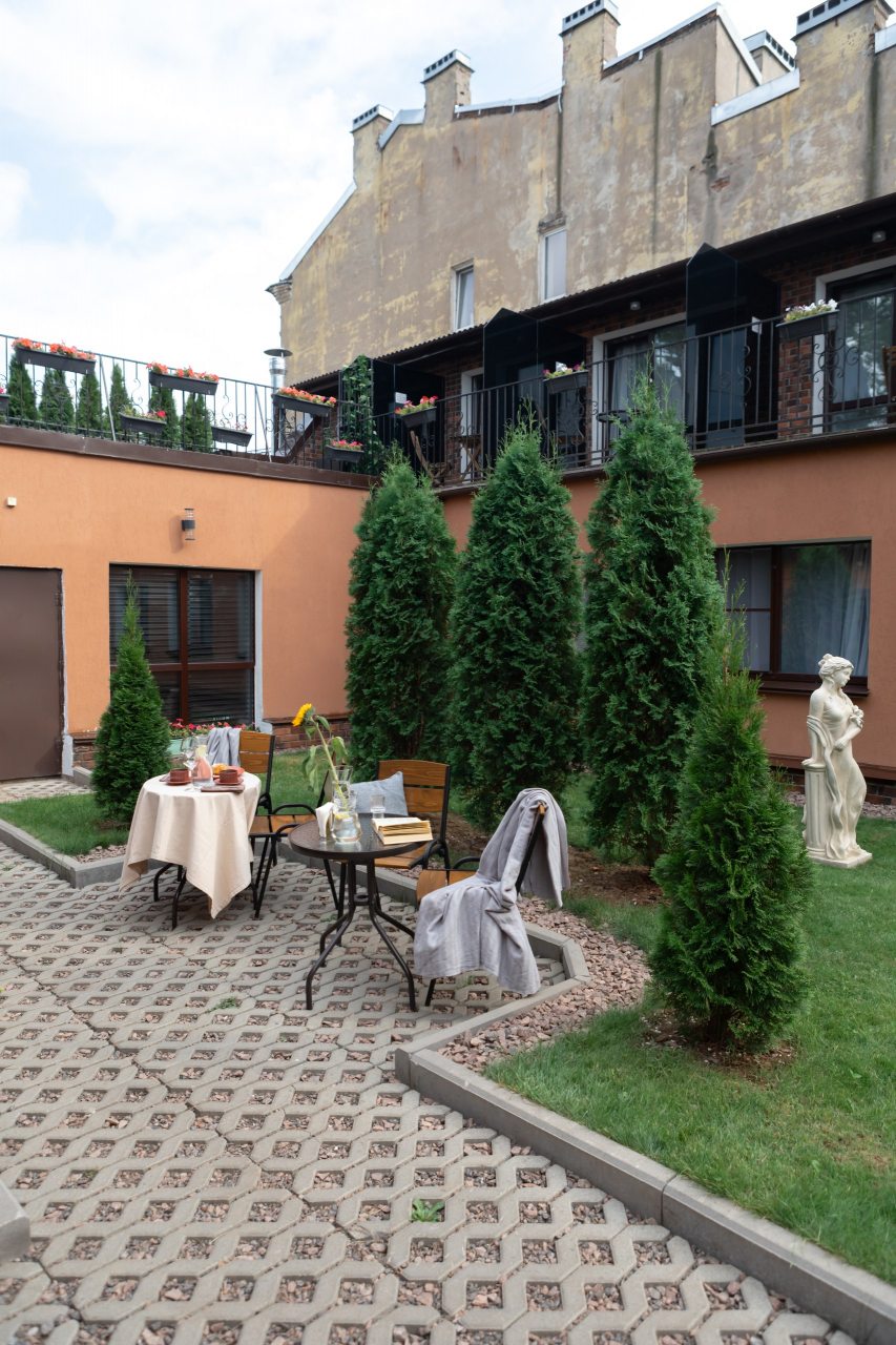 Сад, Neozoom Hotel