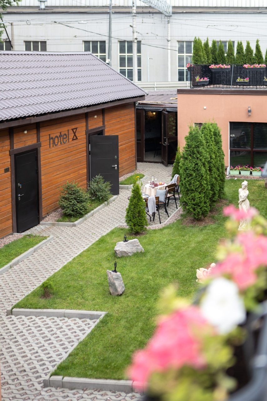 Сад, Neozoom Hotel