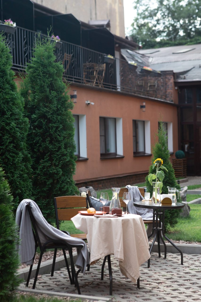 Сад, Neozoom Hotel