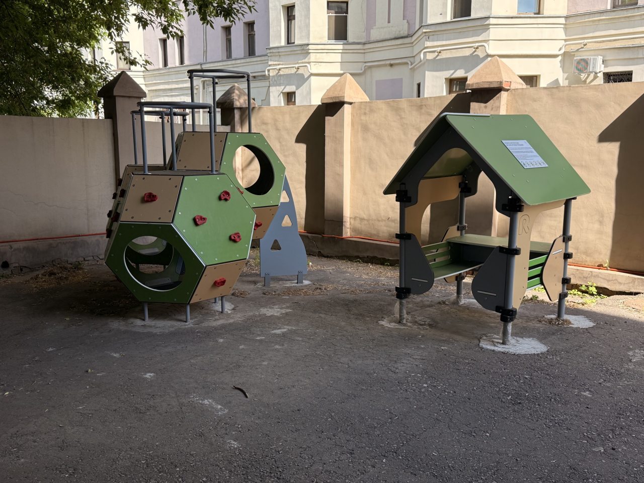 Детская площадка, Гостиница Азалия на Московской