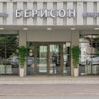 Центральный вход апарт-отеля Берисон Маяковского, Казань