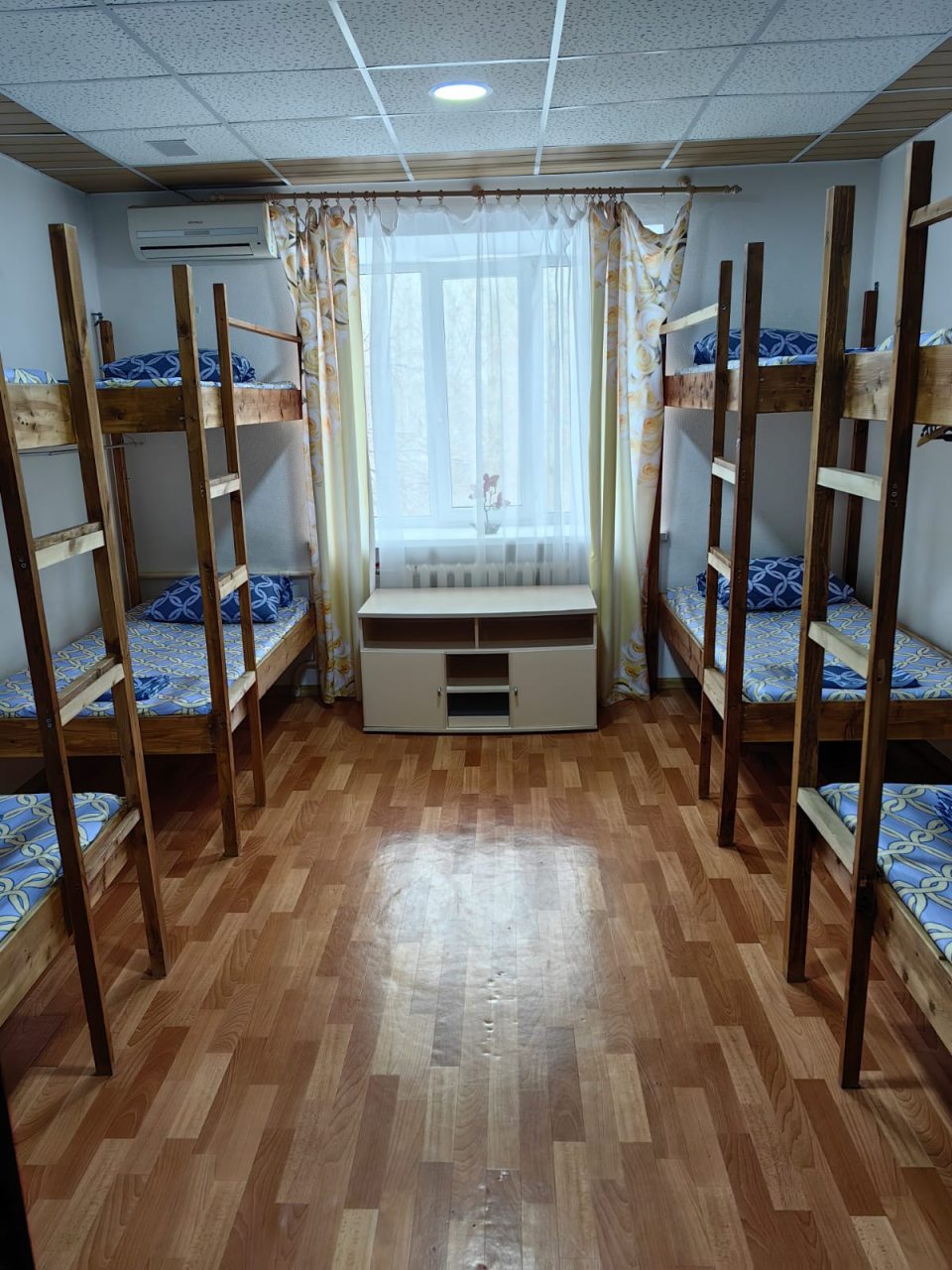 Восьмиместный (Койко-место в комнате на 8 человек) хостела Инь-Янь, Тюмень
