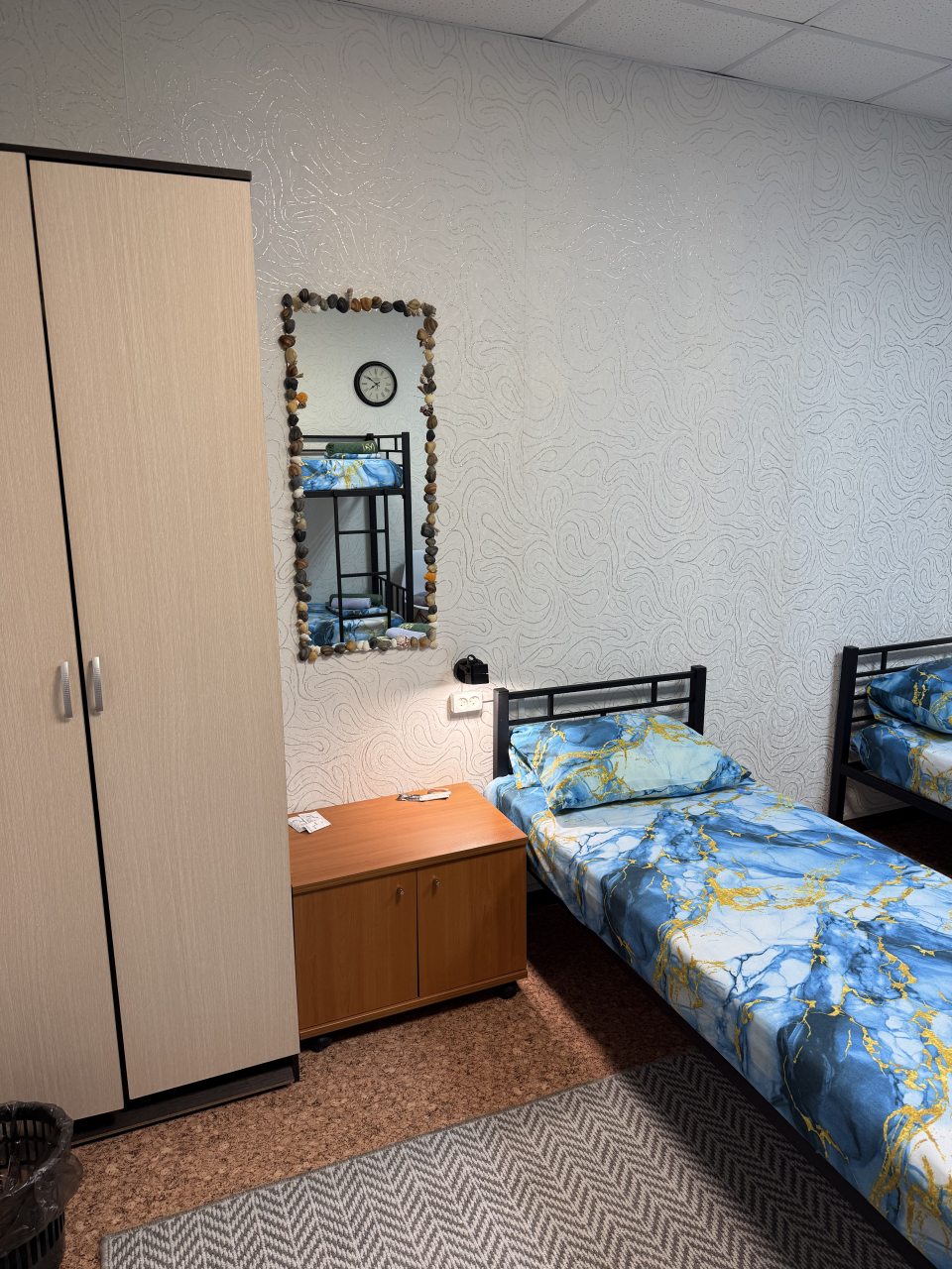 Четырехместный (Трансформер), Хостел Инь-Янь