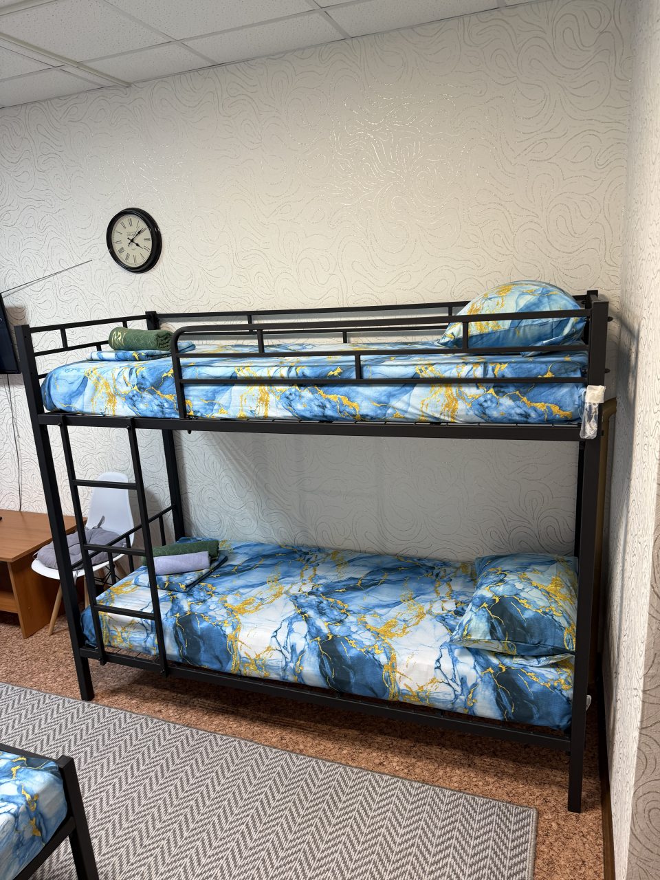 Четырехместный (Трансформер), Хостел Инь-Янь